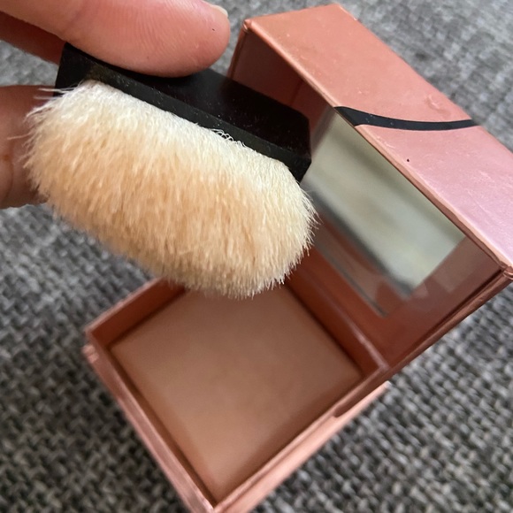 Benefit's Dandelion Twinkle Highlighting Powder - Picture 2 of 2